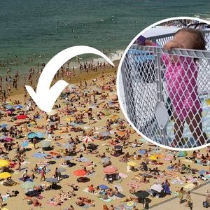 plaża pełna ludzi i dziecko w kojcu