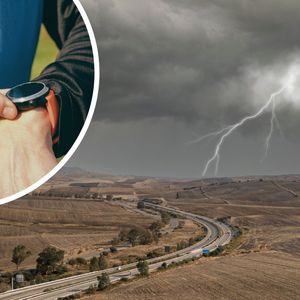 burza w oddali i mężczyzna patrzący na zegarek