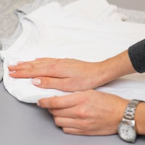 ręce kobiety składające t-shirt