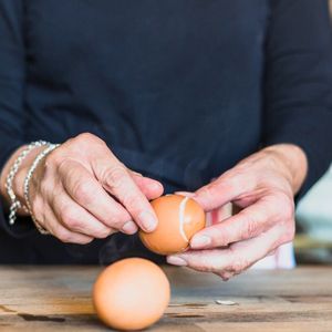 W ten sposób obierzesz jajka na śniadanie w zaledwie 3 sekundy! Najlepszy trik