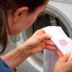 Ślady ze szminki znikną bezpowrotnie. Ten kosmetyk to najlepszy odplamiacz