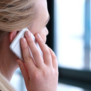 kobieta rozmawiająca przez telefon