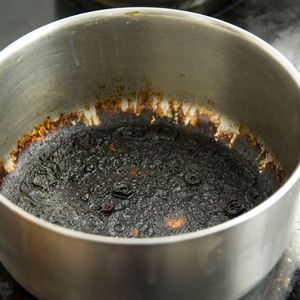przypalony garnek
