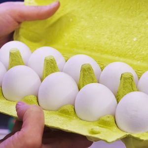 kasjer otwiera opakowanie jajek