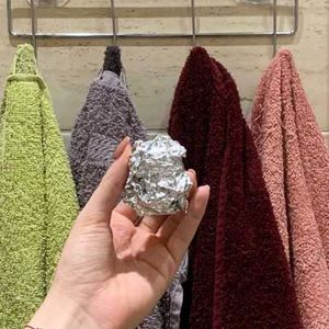 kulka folii aluminiowej na tle ręczników