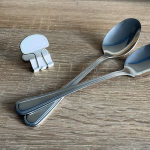 dwie łyżki i klamerka biurowa