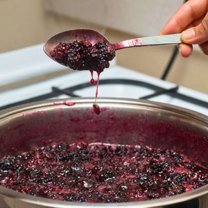 Nim wleję dżem do słoików, robię test talerzyka. Konfitury wychodzą idealne