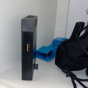 router stojący na półce