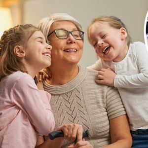 babcia bawiąca się z wnuczkami i pieniądze