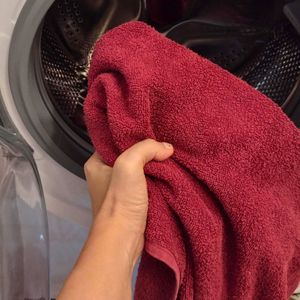 Do pralki wkładam niespodziankę zawiniętą w ręcznik. Rozwiązałam śmierdzący problem