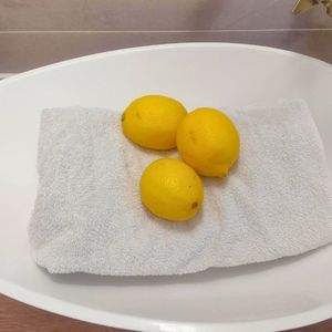 Kiedy piorę białe ręczniki, zawsze biorę ze sobą cytryny. To trik sprzątaczek