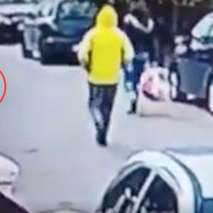 Mężczyzna zaatakował kobietę. Wszystko obserwował siedzący na ulicy pies