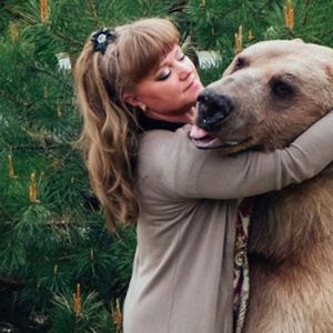 Żyją pod jednym dachem z 200 kilogramowym niedźwiedziem. Takie rzeczy tylko w Rosji