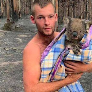 22-latek ryzykował własne życie, by uratować z pożarów w Australii 9 płaczących koali