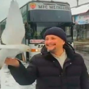 Biały gołąb ląduje na ręce ukraińskiego księdza, który wcześniej pomagał w ewakuacji z Charkowa