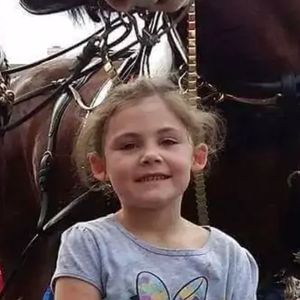 Zrobił córce zdjęcie z koniem. Jeden szczegół sprawia, że fotka staje się hitem całego Internetu