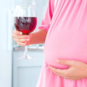 Picie alkoholu w ciąży, nawet w małej ilości, jest niebezpieczne