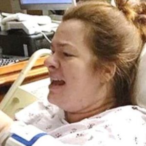 Po badaniach pielęgniarka przyniosła mamie noworodka. Chłopiec miał krew w buzi