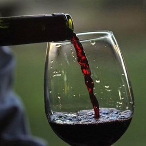 Nowe badanie wykazało, że lampka czerwonego wina odpowiada godzinie spędzonej na siłowni