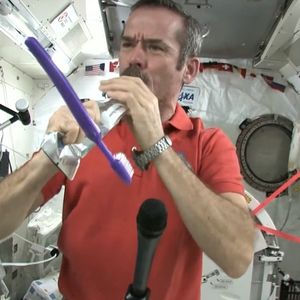 Astronauci pokazali jak radzą sobie z codziennymi czynnościami jak mycie zębów lub włosów