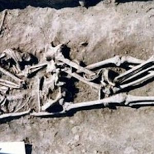 Natknęli się na szczątki pary zmarłej 3000 lat temu. Ułożenie ich ciał budzi kontrowersję