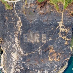 Pożar szalejący na wybrzeżu Irlandii odsłonił zapomnianą wiadomość z przeszłości