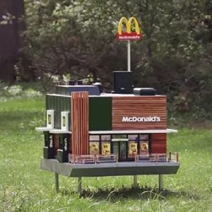 To najmniejsza restauracja Mcdonald’s na świecie. Powstała z myślą o pszczołach