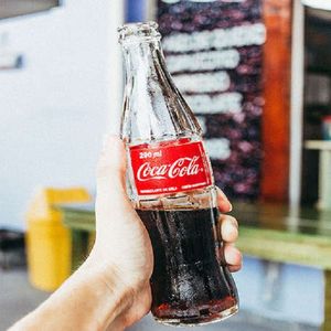 Niektórzy twierdzą, że Coca Cola w szklanej butelce rzeczywiście smakuje lepiej. Skąd to wynika?