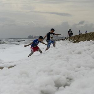 Toksyczna piana pokryła indyjskie wybrzeże. Dzieci bawią się w niebezpiecznych mydlinach