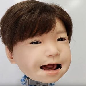 Japończycy stworzyli robotyczne dziecko, które jest w stanie „odczuwać ból i pokazywać emocje”