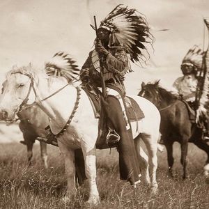 Rzadka kolekcja zdjęć przedstawiająca życie rdzennych Amerykanów na początku XX wieku