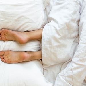 Dlaczego trudno nam się powstrzymać przed wystawieniem stopy spod kołdry, kiedy próbujemy zasnąć