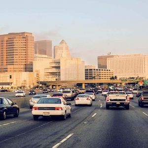 Asfalt może powodować większe zanieczyszczenie powietrza niż samochody w dużych miastach