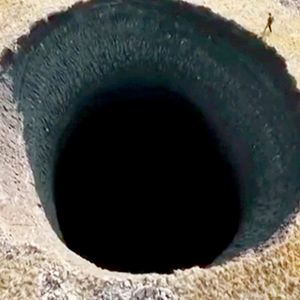 Na Syberii pojawiła się gigantyczna dziura. 50-metrowe zapadlisko jest niepokojącym fenomenem