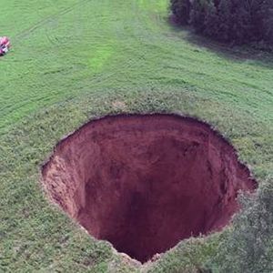 Co powoduje powstawanie tych gigantycznych dziur w ziemi, które pojawiają się na Syberii?