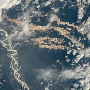 Niezwykłe zdjęcie wykonane z pokładu ISS pokazuje peruwiańską część Amazonii mieniącą się złotem