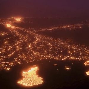 Erupcja wulkanu na Islandii uchwycona na oszałamiających zdjęciach. Zjawisko robi wrażenie