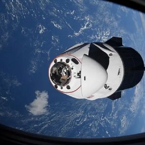 Podczas lotu na ISS statek kosmiczny SpaceX prawie zderzył się z niezidentyfikowanym obiektem