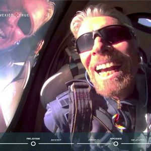 Richard Branson dotarł na skraj kosmosu i tym samym wygrał wyścig kosmiczny miliarderów