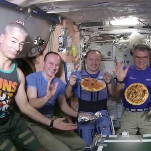 Ostatnia dostawa na ISS zawierała pizzę, deskę serów i jednokomórkowy organizm o 720 płciach