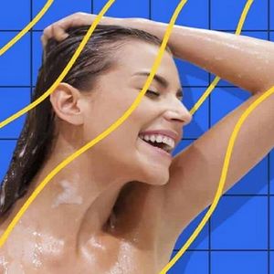 Dermatolodzy wyjaśniają, dlaczego wieczorny prysznic może przynieść nam wiele korzyści