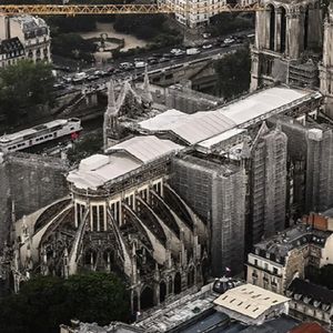 Sarkofag w kształcie człowieka znaleziono w nowo odkrytych grobowcach pod Notre-Dame