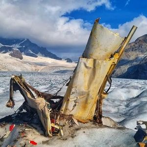Topniejący lodowiec w Alpach Szwajcarskich ujawnił wrak samolotu i szczątki dwóch osób
