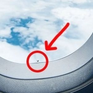 Dlaczego w oknach samolotów są małe otwory? Te dziurki pełnią niebywale ważną funkcję