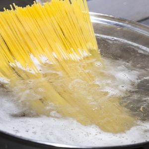 Włoski noblista zdradza, jak oszczędzać na rachunkach podczas gotowania makaronu