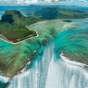 Skąd się wziął ten dramatyczny podwodny wodospad na Mauritiusie? Widok jest niesamowity