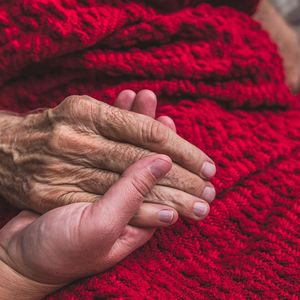 Co właściwie znaczy umrzeć ze starości? Proste sformułowanie skrywa wiele skomplikowanych kwestii