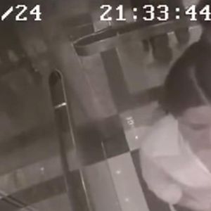 Kamera ochrony nagrała podejrzane zachowanie mężczyzny w windzie. 21. sekunda przyprawia o dreszcze
