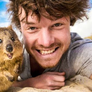 Mężczyzna podróżuje po całym świecie i robi sobie urocze selfie z napotkanymi na drodze zwierzętami