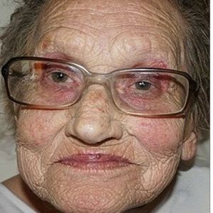 80-letnia babcia poprosiła swoją wnuczkę, żeby ją pomalowała. Nie myślała, że będzie tak wyglądać!